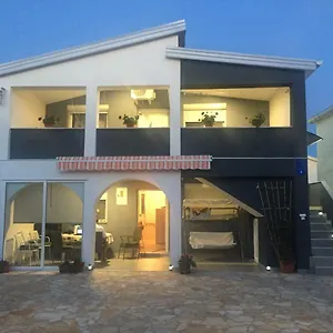 Apartmán Roko, Vir